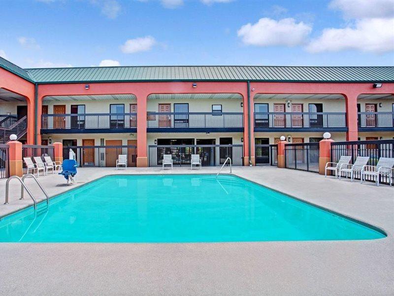 Super 8 By Wyndham Knoxville East Exteriör bild