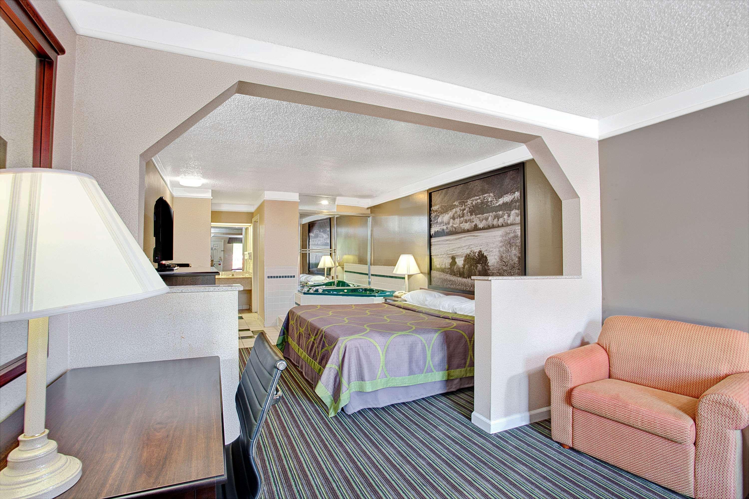 Super 8 By Wyndham Knoxville East Exteriör bild