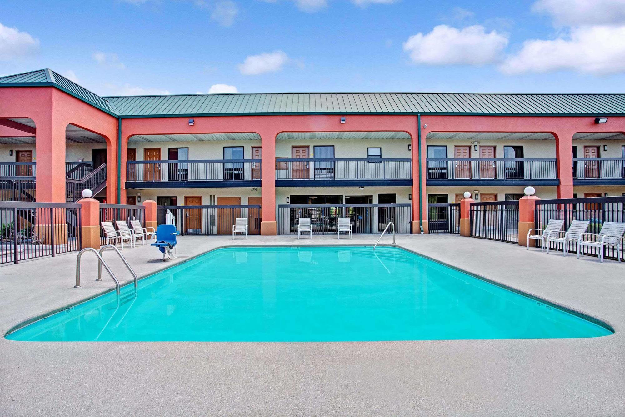 Super 8 By Wyndham Knoxville East Exteriör bild